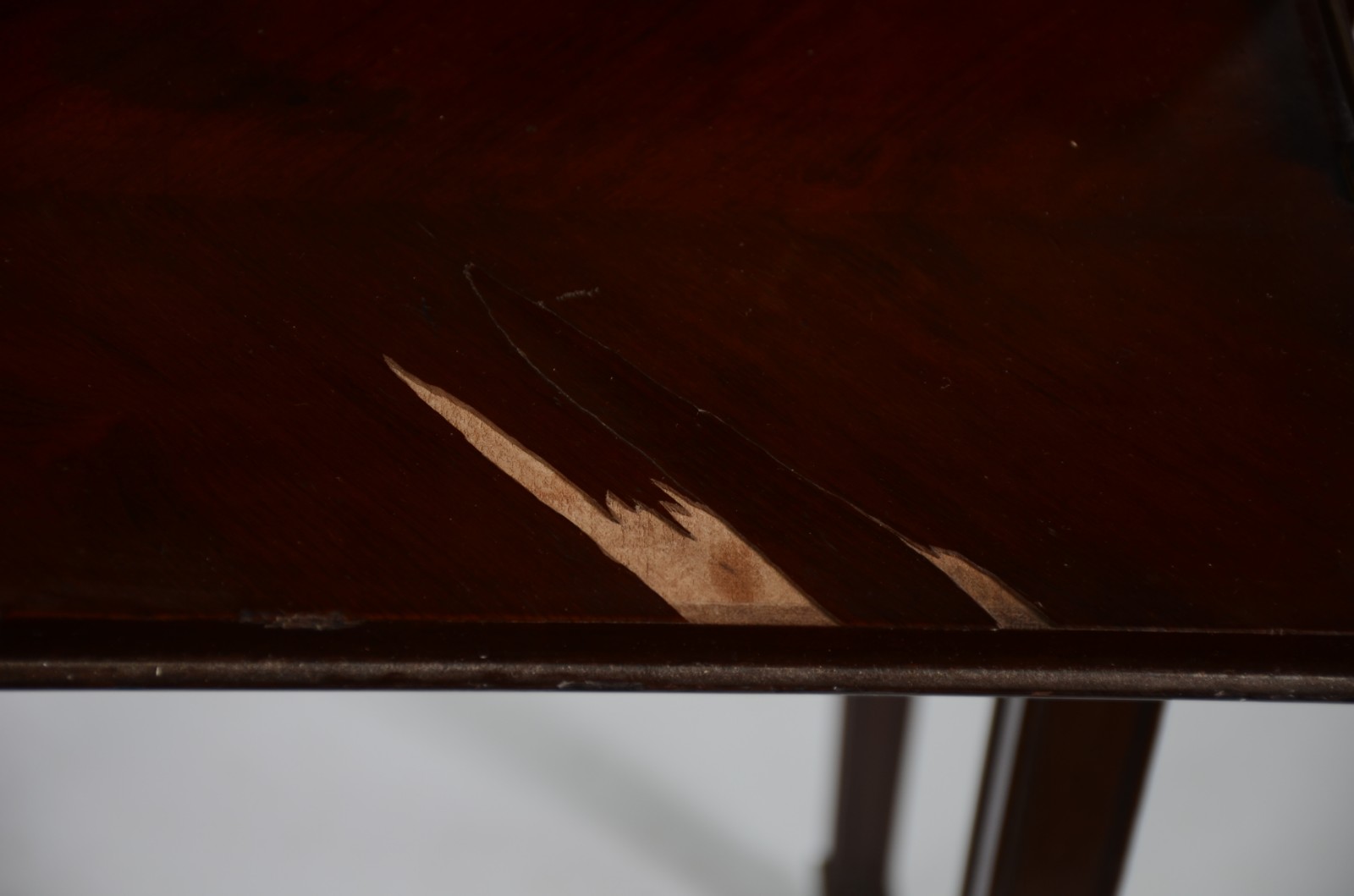 Escrivaninha de madeira nobre, tampo articulado com escaninhos e... - foto 7 de 8