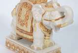 Escultura/mesa na forma de elefante de cerâmica... - Escultura/mesa na forma de elefante de cerâmica policromada e tampo de vidro