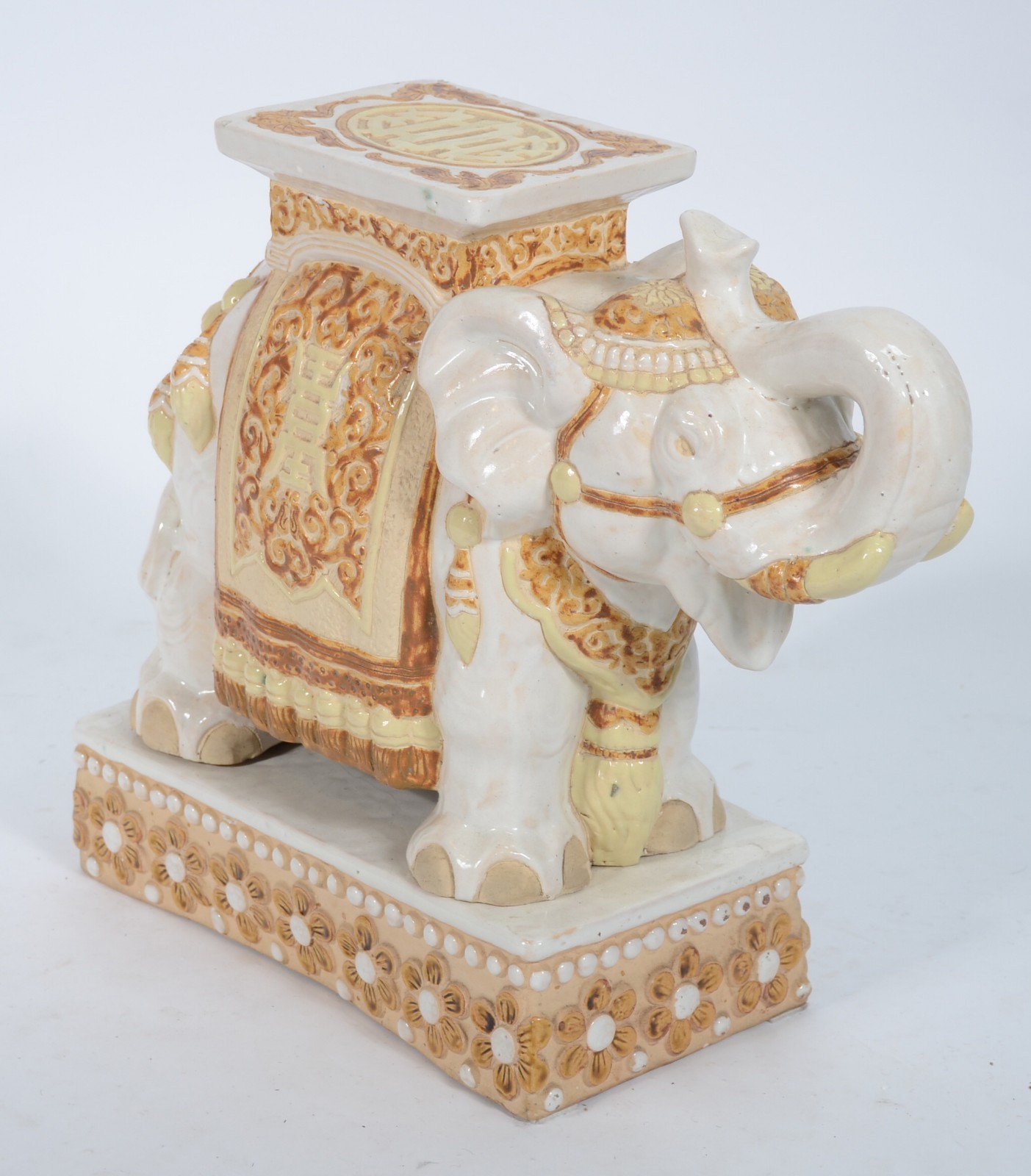 Escultura/mesa na forma de elefante de cerâmica policromada e tampo... - foto 1 de 7