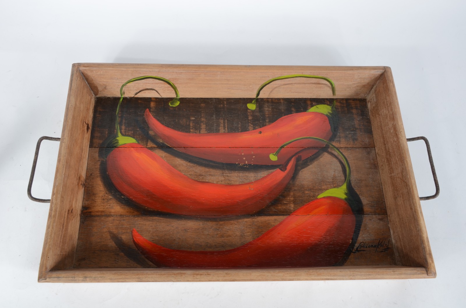 Grande bandeja de madeira com fundo pintado e alças de metal. - foto 1 de 6