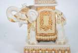 Escultura/mesa na forma de elefante de cerâmica... - Escultura/mesa na forma de elefante de cerâmica policromada e tampo de vidro