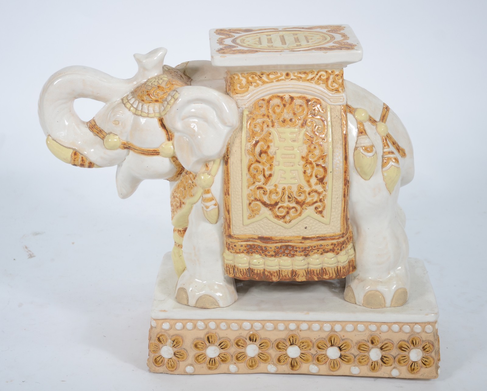 Escultura/mesa na forma de elefante de cerâmica policromada e tampo... - foto 4 de 7