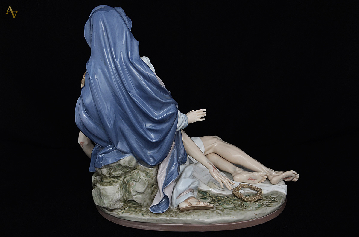 LLADRO - Grupo escultórico de porcelana representando Pietá... - foto 2 de 2