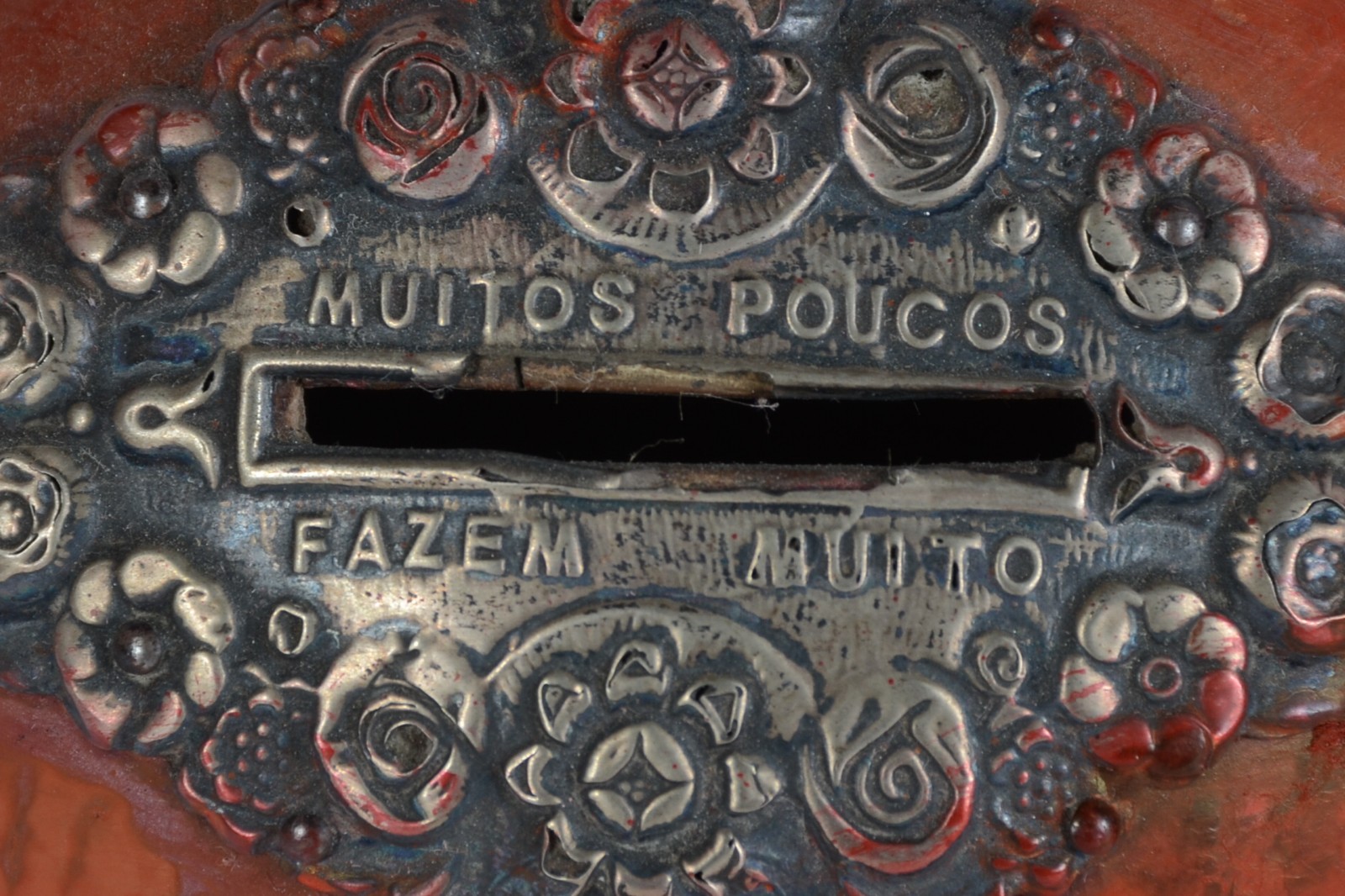 Duas peças, sendo: caixa de bronze com figuras de Pucci em relevo na... - foto 7 de 8