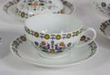 Porcelana Schmidt (1943),  - Aparelho de jantar, chá e café de porcelana Schmidt, decorada com pássaros e flores em policromia, composto de: 22 pratos rasos, 12 fundos, 20 de sobr