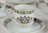 Porcelana Schmidt (1943),  - Aparelho de jantar, chá e café de porcelana Schmidt, decorada com pássaros e flores em policromia, composto de: 22 pratos rasos, 12 fundos, 20 de sobr