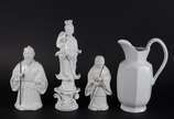 Quatro peças diversas de porcelana branca, send... - Quatro peças diversas de porcelana branca, sendo gomil, dois guerreiros orientais e Kuan Yin.