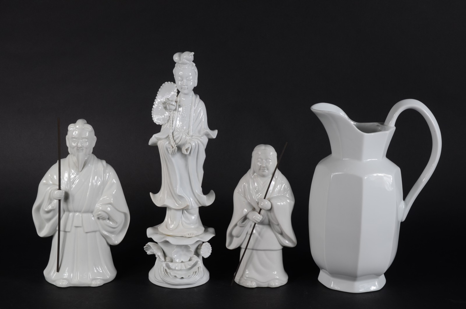 Quatro peças diversas de porcelana branca, sendo gomil, dois... - foto 1 de 9