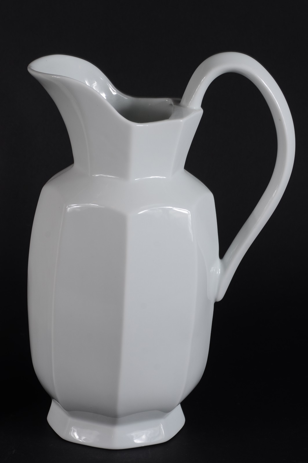 Quatro peças diversas de porcelana branca, sendo gomil, dois... - foto 4 de 9