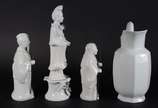 Quatro peças diversas de porcelana branca, send... - Quatro peças diversas de porcelana branca, sendo gomil, dois guerreiros orientais e Kuan Yin.