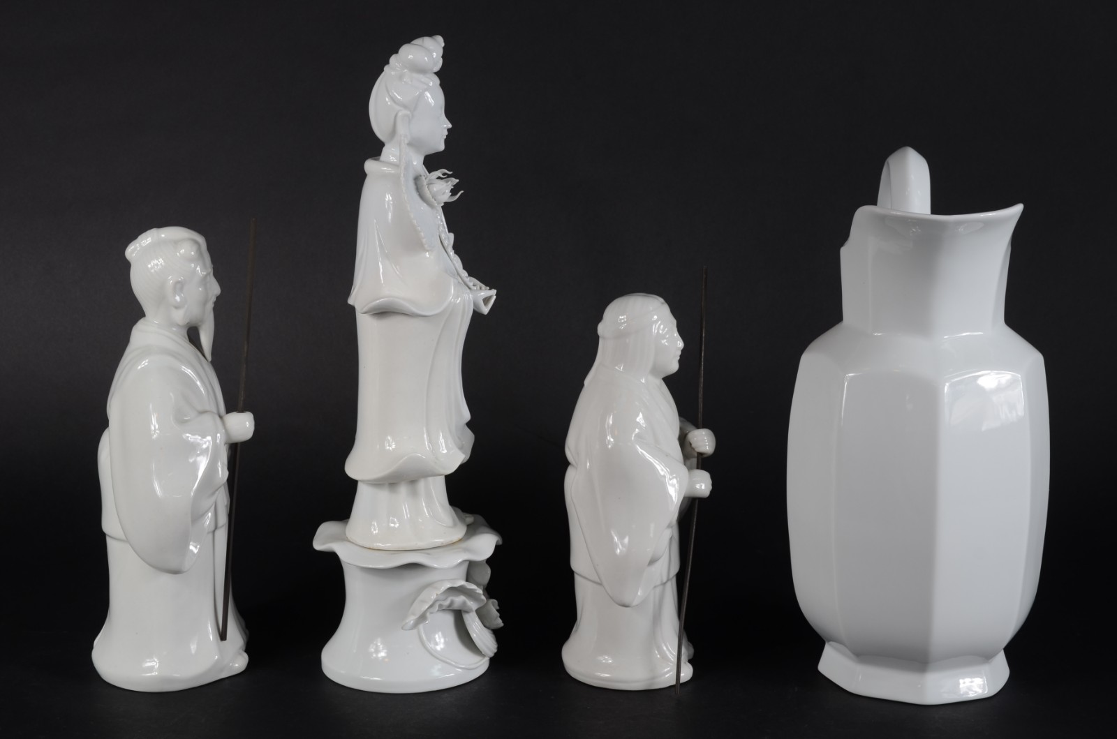 Quatro peças diversas de porcelana branca, sendo gomil, dois... - foto 6 de 9