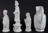 Quatro peças diversas de porcelana branca, send... - Quatro peças diversas de porcelana branca, sendo gomil, dois guerreiros orientais e Kuan Yin.