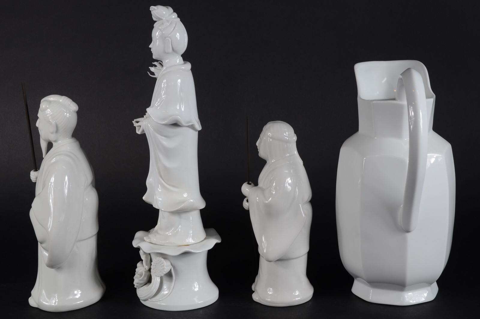 Quatro peças diversas de porcelana branca, sendo gomil, dois... - foto 7 de 9