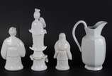 Quatro peças diversas de porcelana branca, send... - Quatro peças diversas de porcelana branca, sendo gomil, dois guerreiros orientais e Kuan Yin.