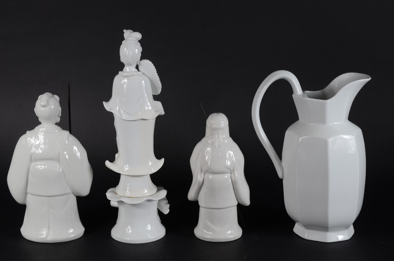 Quatro peças diversas de porcelana branca, sendo gomil, dois... - foto 8 de 9