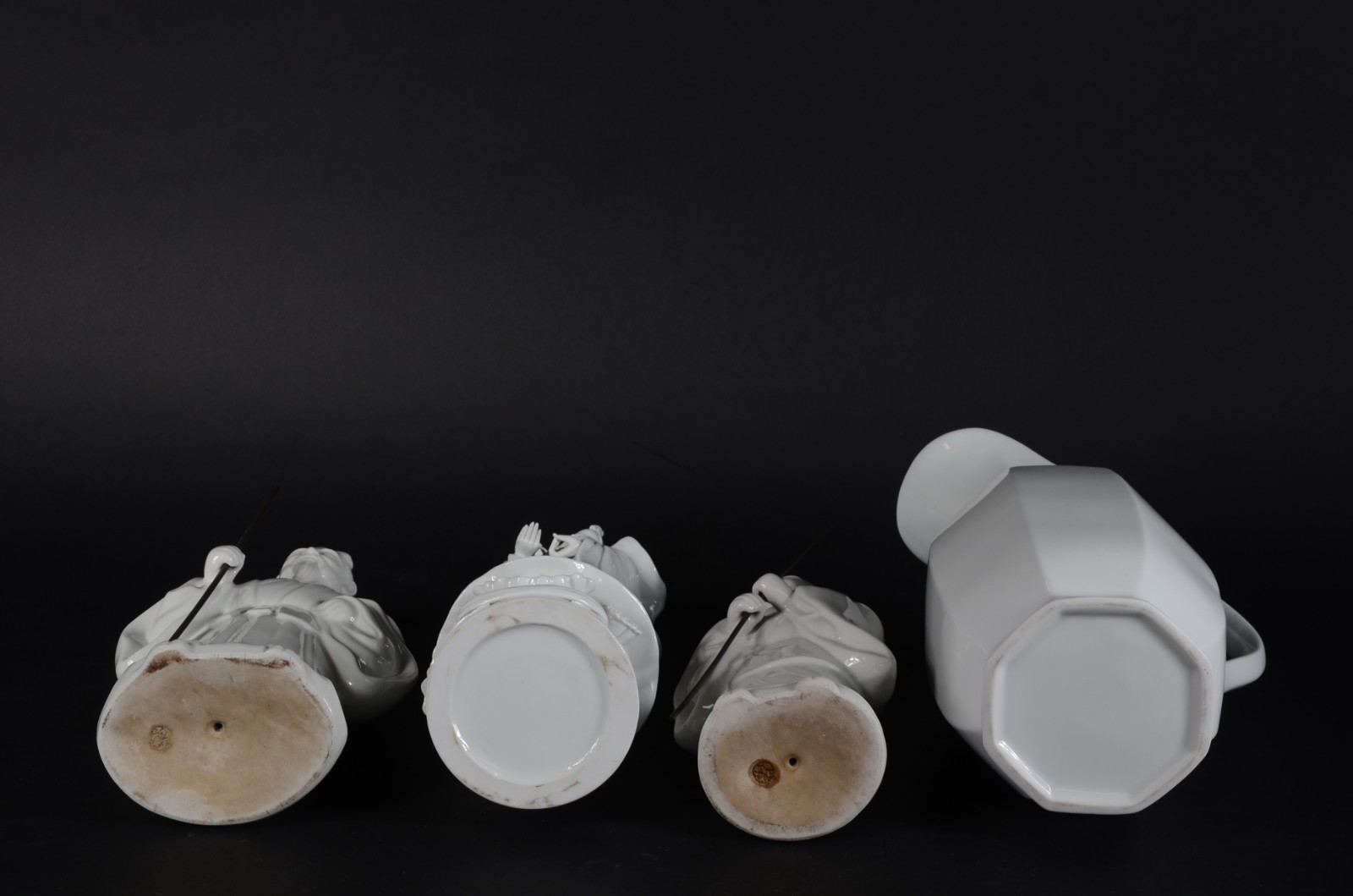 Quatro peças diversas de porcelana branca, sendo gomil, dois... - foto 9 de 9