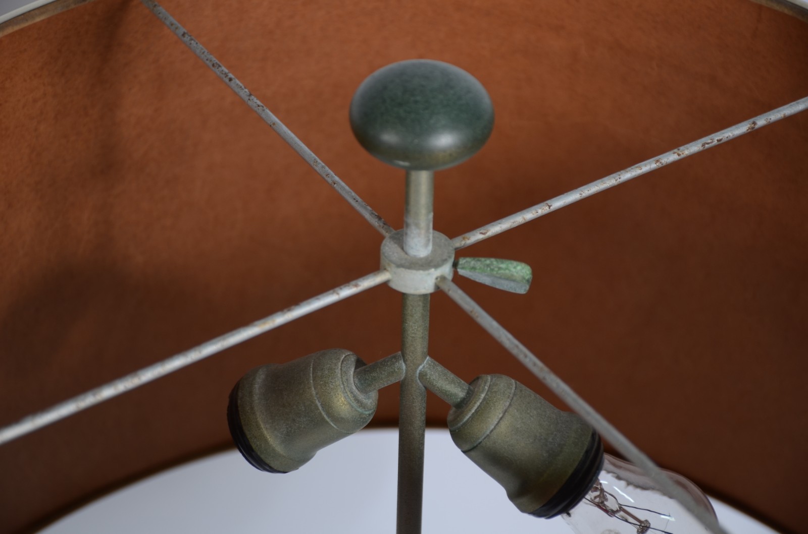 Par de abatjoures de metal com cúpulas de pergaminho (metal com... - foto 6 de 10