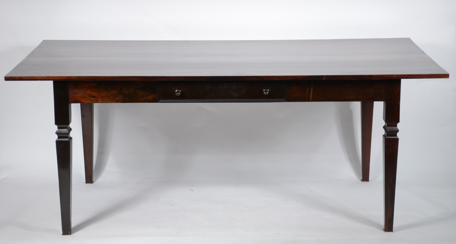 Belíssima mesa de jacarandá com uma gaveta, tampo retangular com... - foto 1 de 9