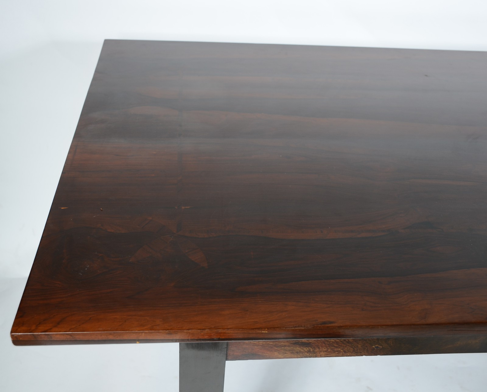 Belíssima mesa de jacarandá com uma gaveta, tampo retangular com... - foto 3 de 9