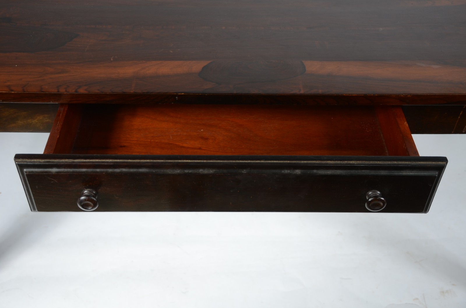 Belíssima mesa de jacarandá com uma gaveta, tampo retangular com... - foto 5 de 9