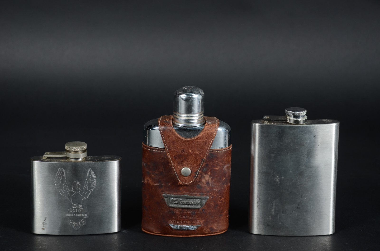 Três porta bebidas de bolso de metal prateado, um com revestimento de... - foto 1 de 9