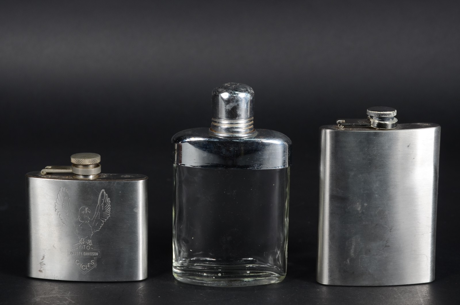 Três porta bebidas de bolso de metal prateado, um com revestimento de... - foto 2 de 9