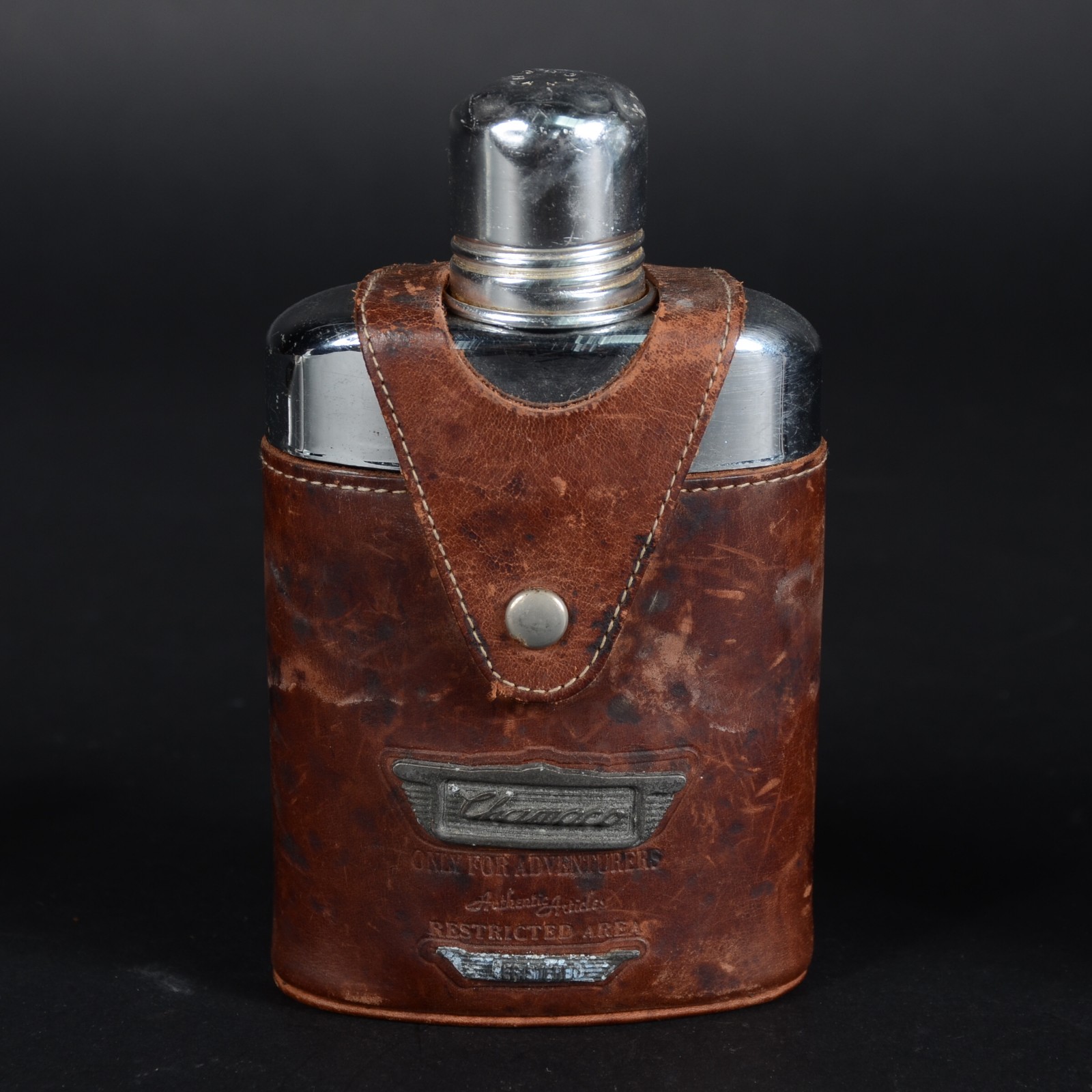 Três porta bebidas de bolso de metal prateado, um com revestimento de... - foto 3 de 9