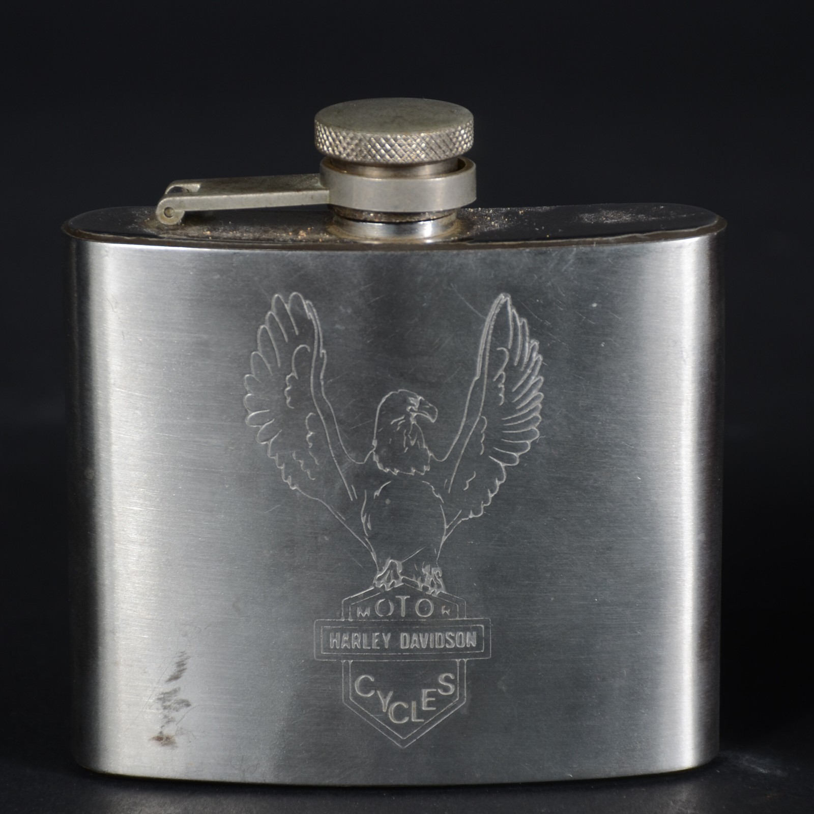 Três porta bebidas de bolso de metal prateado, um com revestimento de... - foto 4 de 9