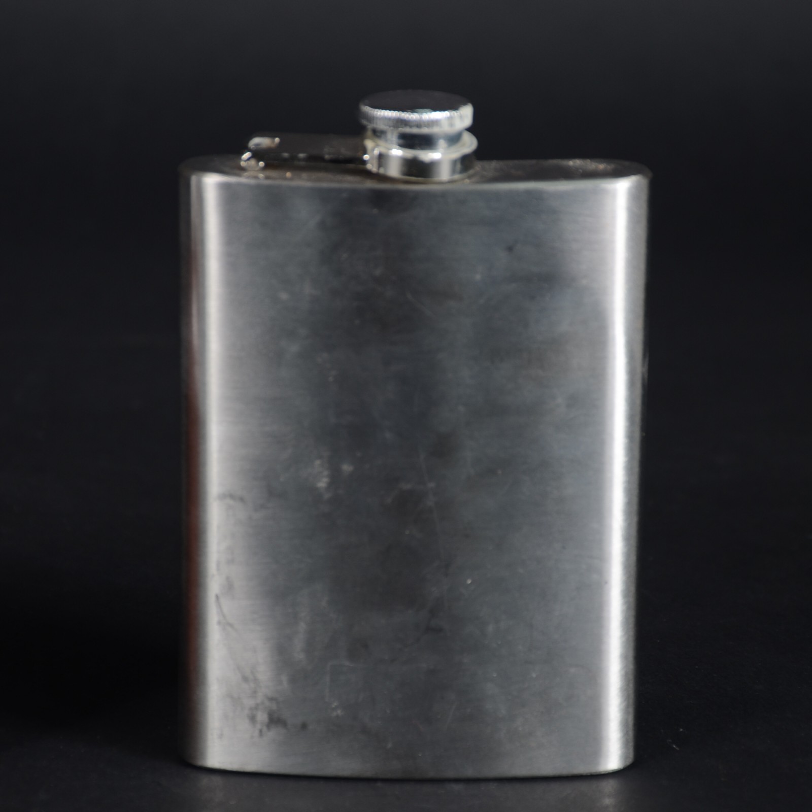 Três porta bebidas de bolso de metal prateado, um com revestimento de... - foto 5 de 9