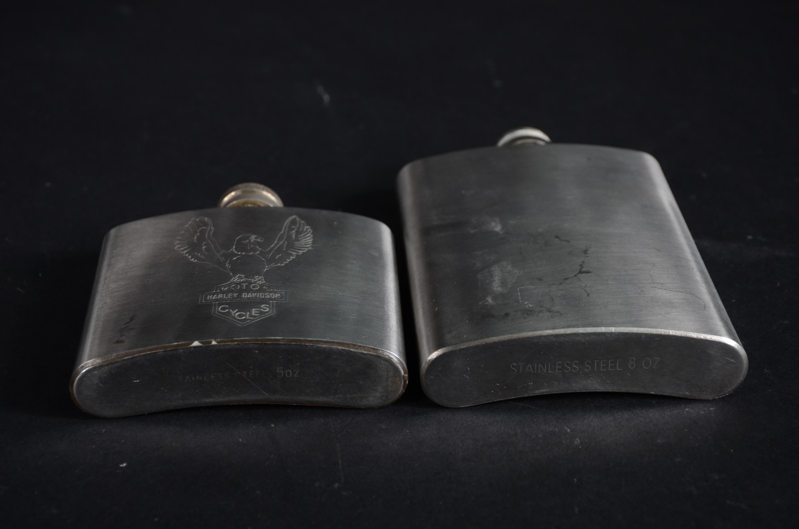 Três porta bebidas de bolso de metal prateado, um com revestimento de... - foto 7 de 9