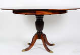 Mesa de jantar de jacarandá, apoio sobre balaús... - Mesa de jantar de jacarandá, apoio sobre balaústre central terminando em 4 pernas recurvas (tabua extensora com 37 cm). Acompanham 6 cadeiras de...