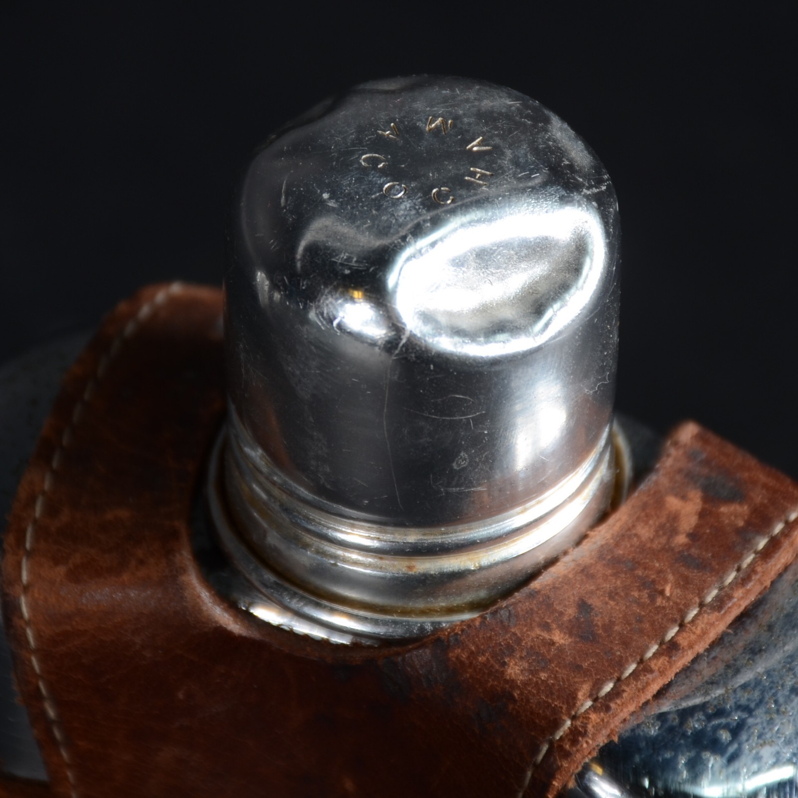 Três porta bebidas de bolso de metal prateado, um com revestimento de... - foto 9 de 9