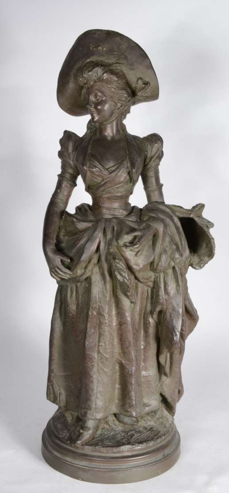 Escultura de petit bronze representando Dama com chapéu e cesta... - foto 1 de 5