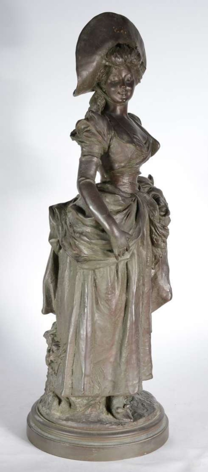 Escultura de petit bronze representando Dama com chapéu e cesta... - foto 2 de 5