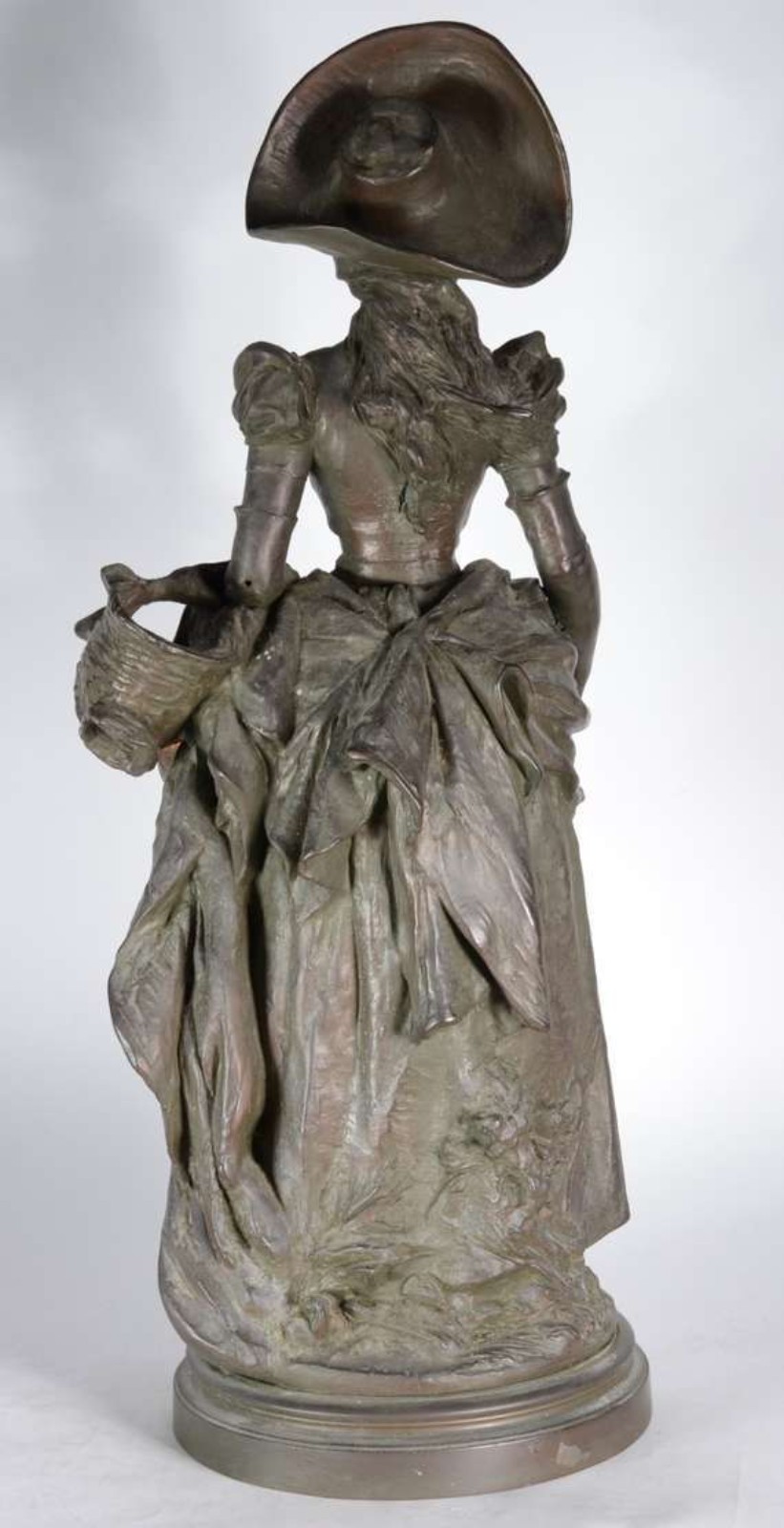 Escultura de petit bronze representando Dama com chapéu e cesta... - foto 3 de 5