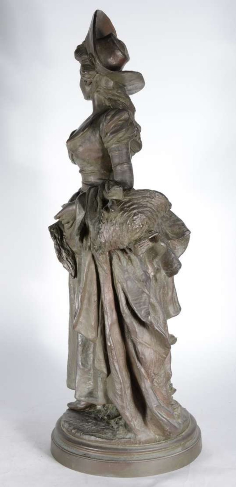 Escultura de petit bronze representando Dama com chapéu e cesta... - foto 4 de 5