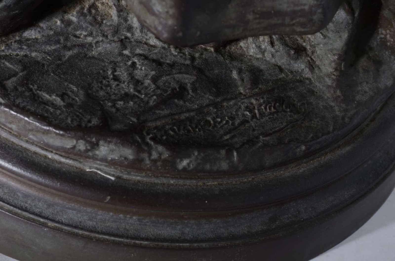 Escultura de petit bronze representando Dama com chapéu e cesta... - foto 5 de 5