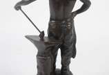 Escultura de bronze patinado representando ferr... - Escultura de bronze patinado representando ferreiro. Assinado na base.