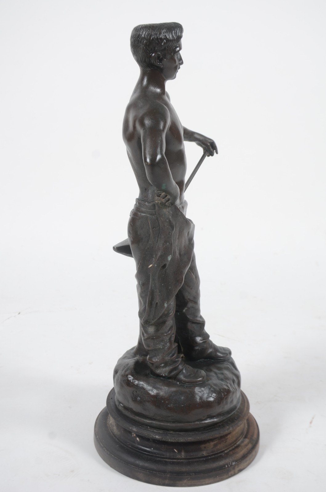 Escultura de bronze patinado representando ferreiro. Assinado na base. - foto 3 de 4