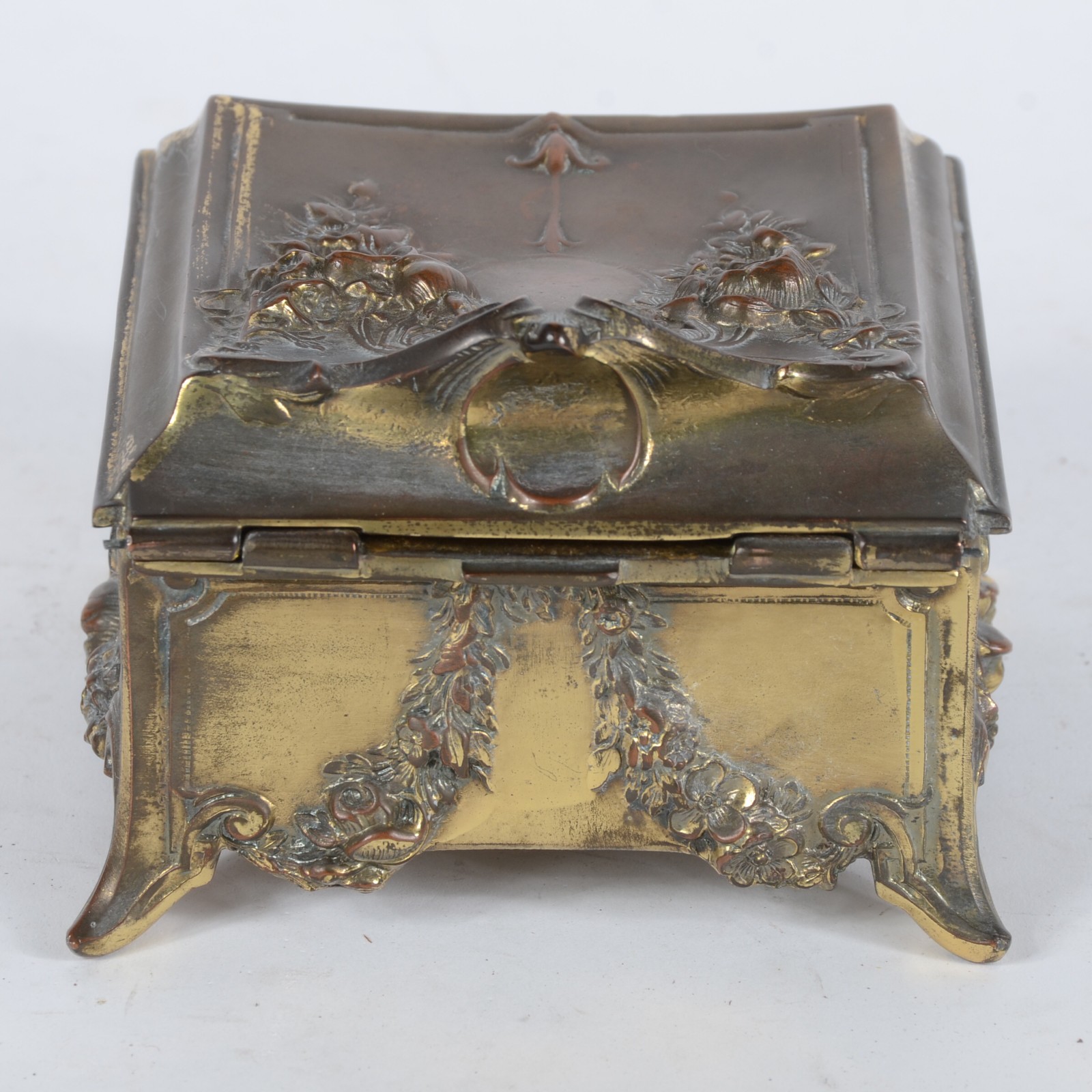 Caixa porta jóia de metal dourado trabalhado com concheados e... - foto 4 de 5