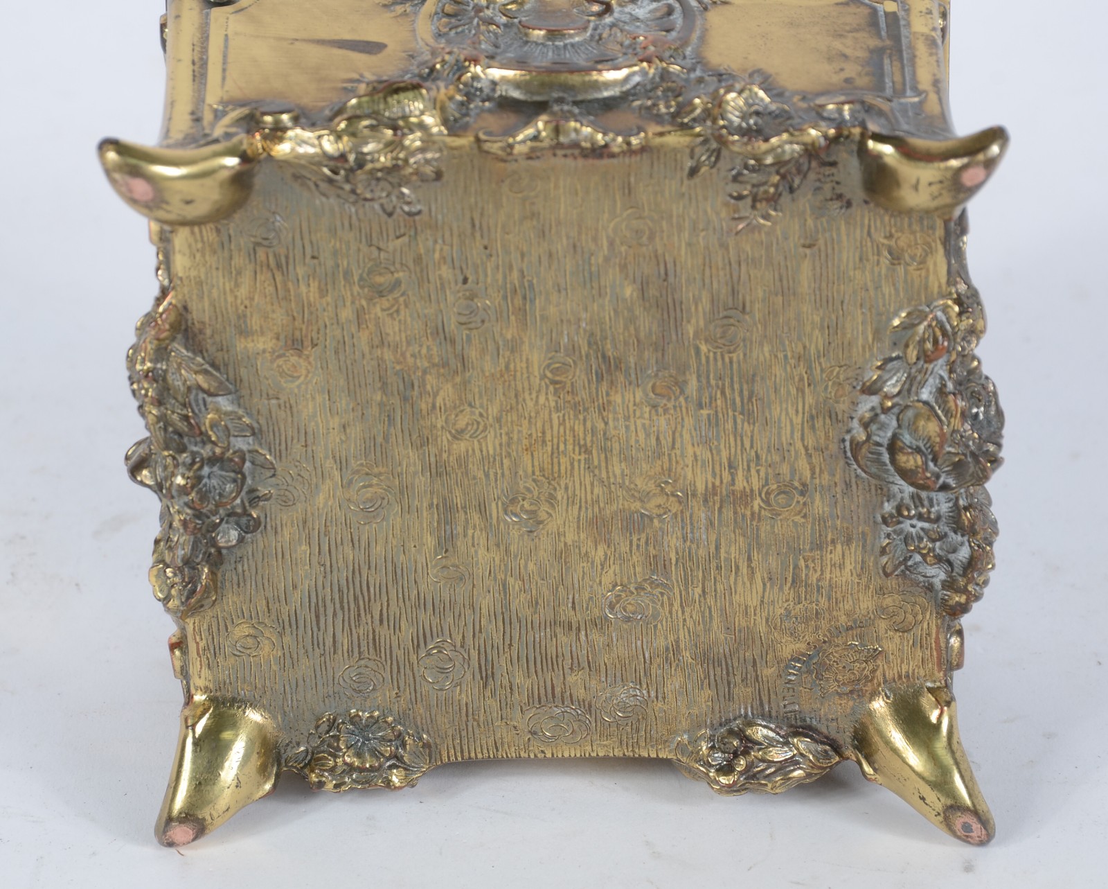 Caixa porta jóia de metal dourado trabalhado com concheados e... - foto 5 de 5
