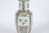 Vaso de pocelana japonesa decorada com figuras ... - Vaso de pocelana japonesa decorada com figuras tipicas em policromia.
