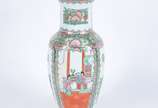Vaso de pocelana japonesa decorada com figuras ... - Vaso de pocelana japonesa decorada com figuras tipicas em policromia.