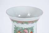 Vaso de pocelana japonesa decorada com figuras ... - Vaso de pocelana japonesa decorada com figuras tipicas em policromia.