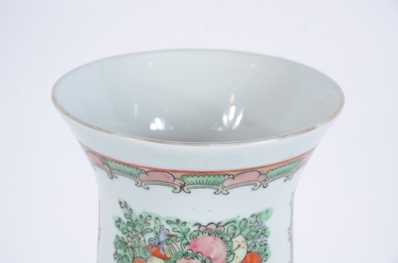 Vaso de pocelana japonesa decorada com figuras tipicas em policromia. - foto 3 de 5