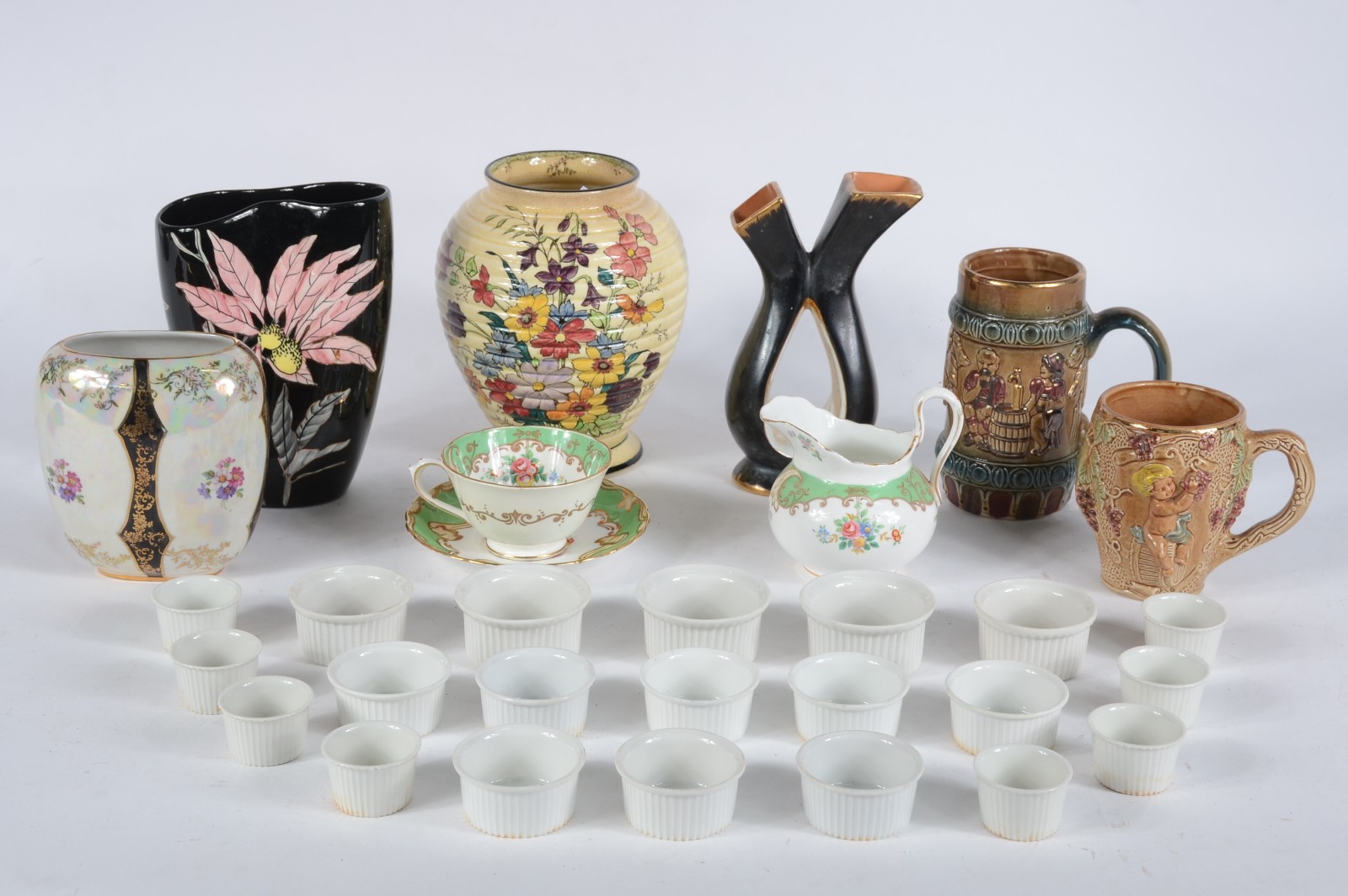 Vinte e quatro peças diversas, sendo: caneca de porcelana do... - foto 1 de 11