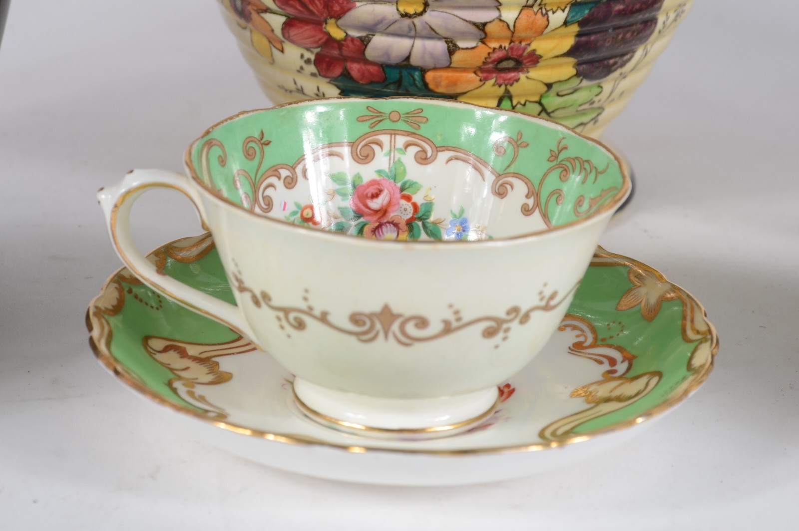 Vinte e quatro peças diversas, sendo: caneca de porcelana do... - foto 3 de 11