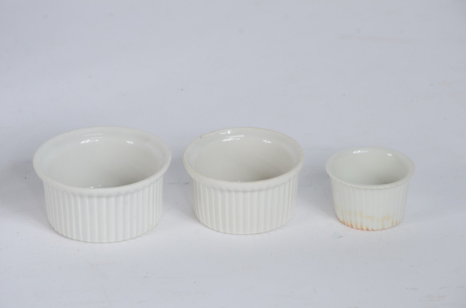 Vinte e quatro peças diversas, sendo: caneca de porcelana do... - foto 7 de 11