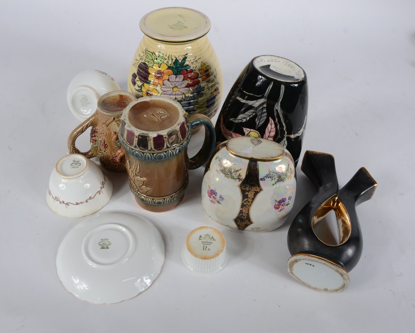 Vinte e quatro peças diversas, sendo: caneca de porcelana do... - foto 8 de 11