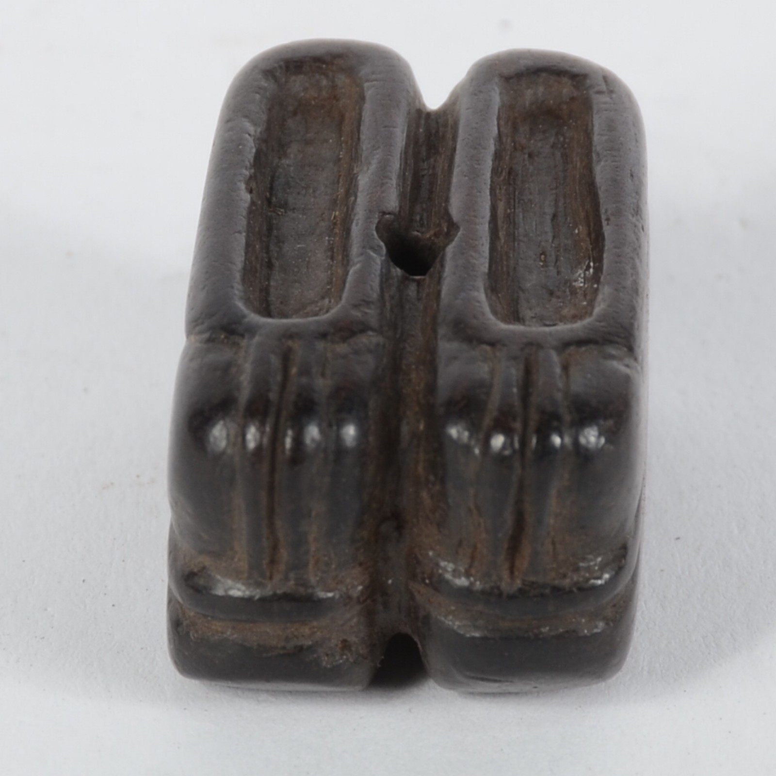 Netsuke em madeira, esculpido no formato de sapatinhos, séc. XIX. - foto 1 de 6